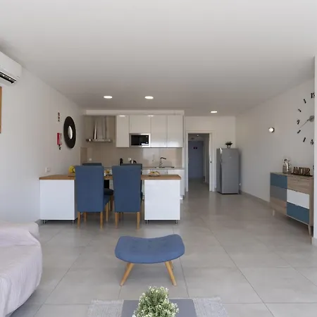 Apartment #412 Poolside 1br Near Oura & Beaches
