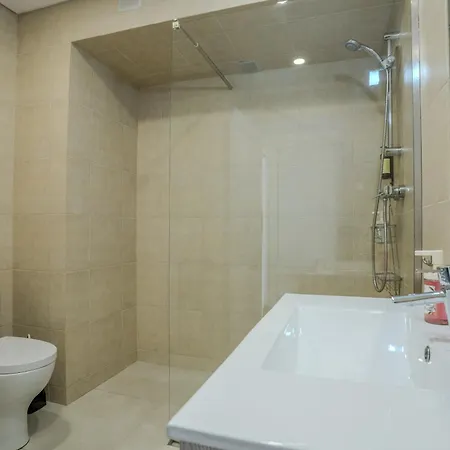 Apartment #412 Poolside 1br Near Oura & Beaches *